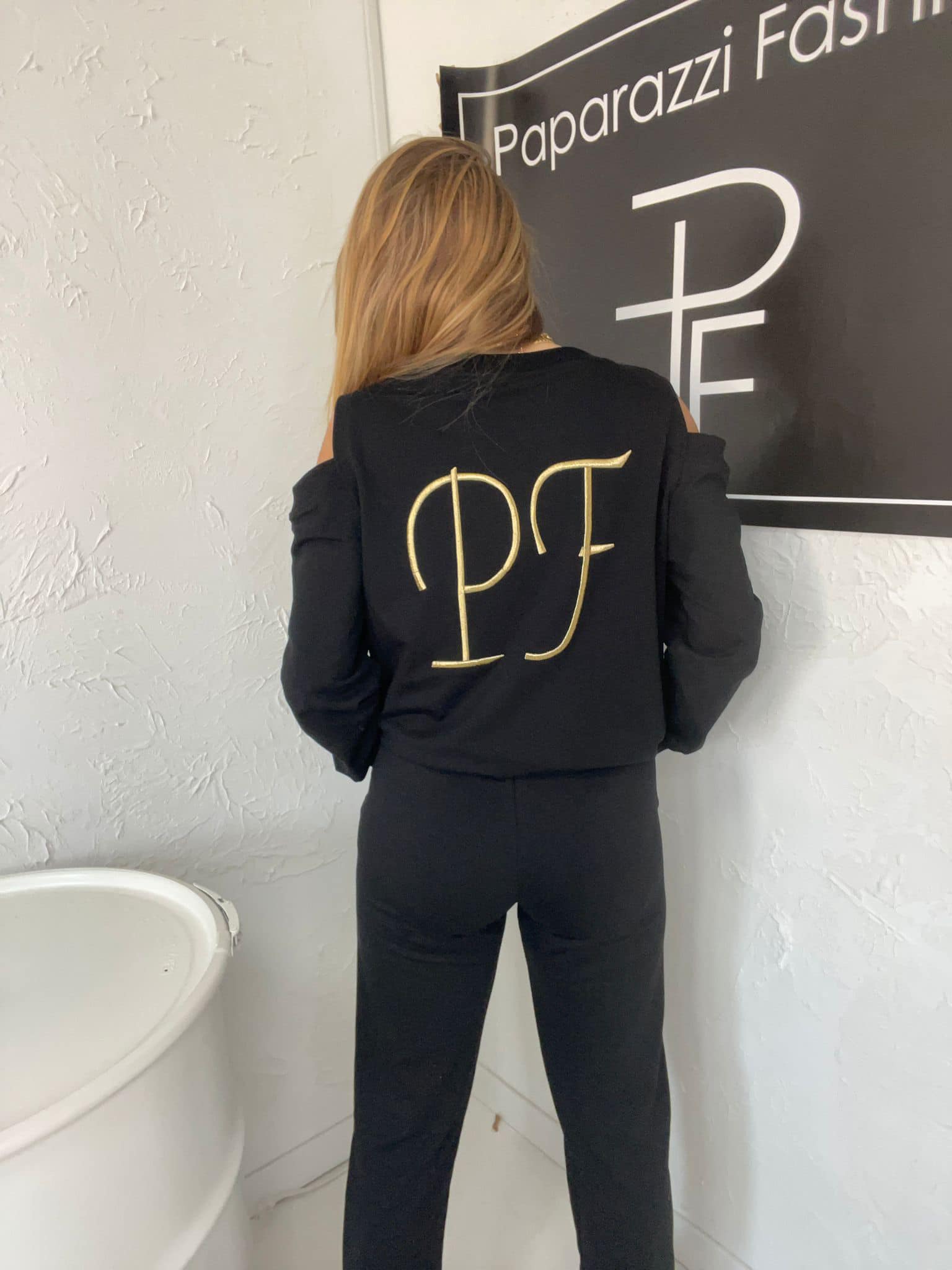 compleu negru, din doua piese, bluza si pantalon, cu decupaje pe umeri, bumbac 100%