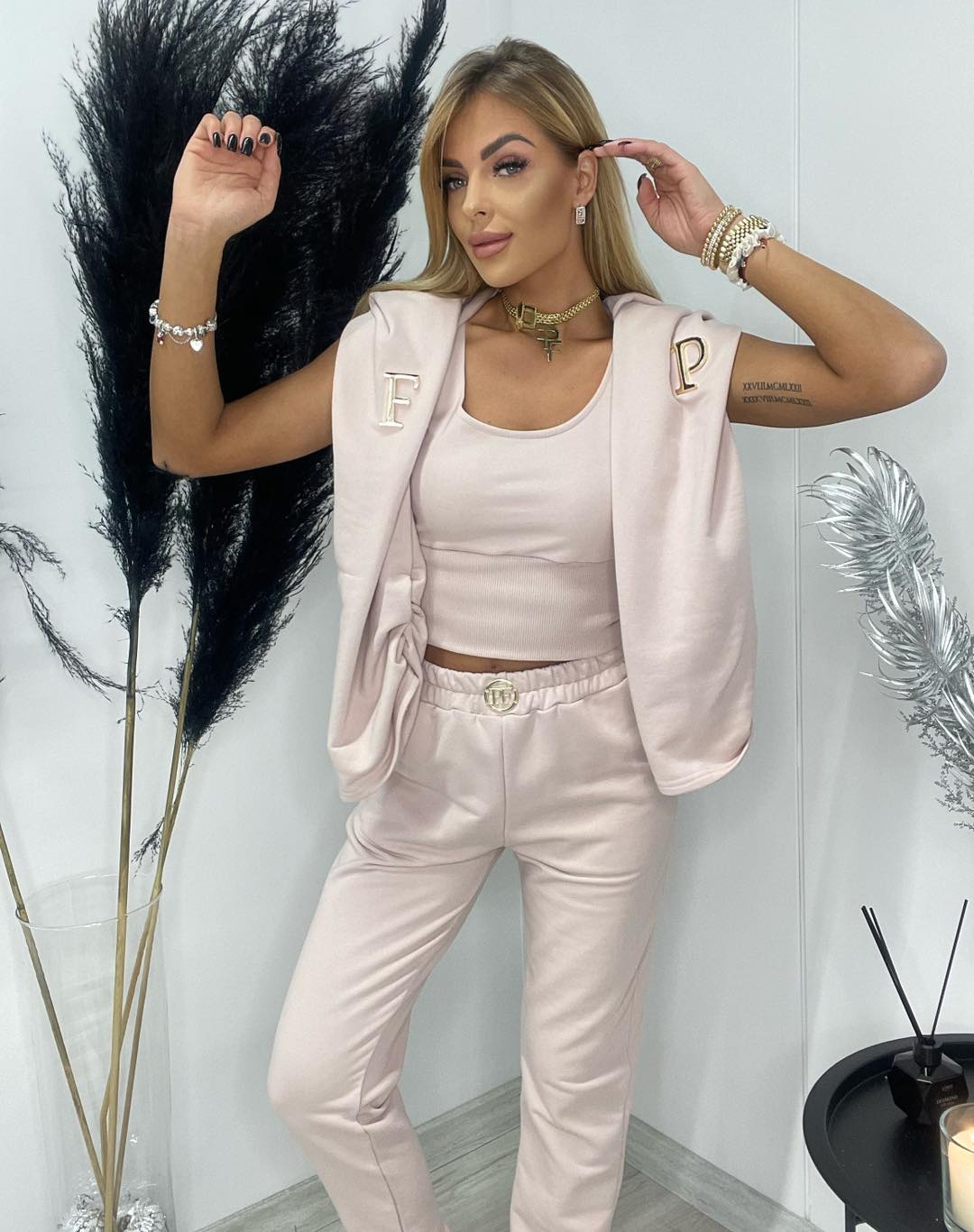 trening bumbac paparazzi,culoarea avocado, din trei piese, bluza , bustiera si pantaloni